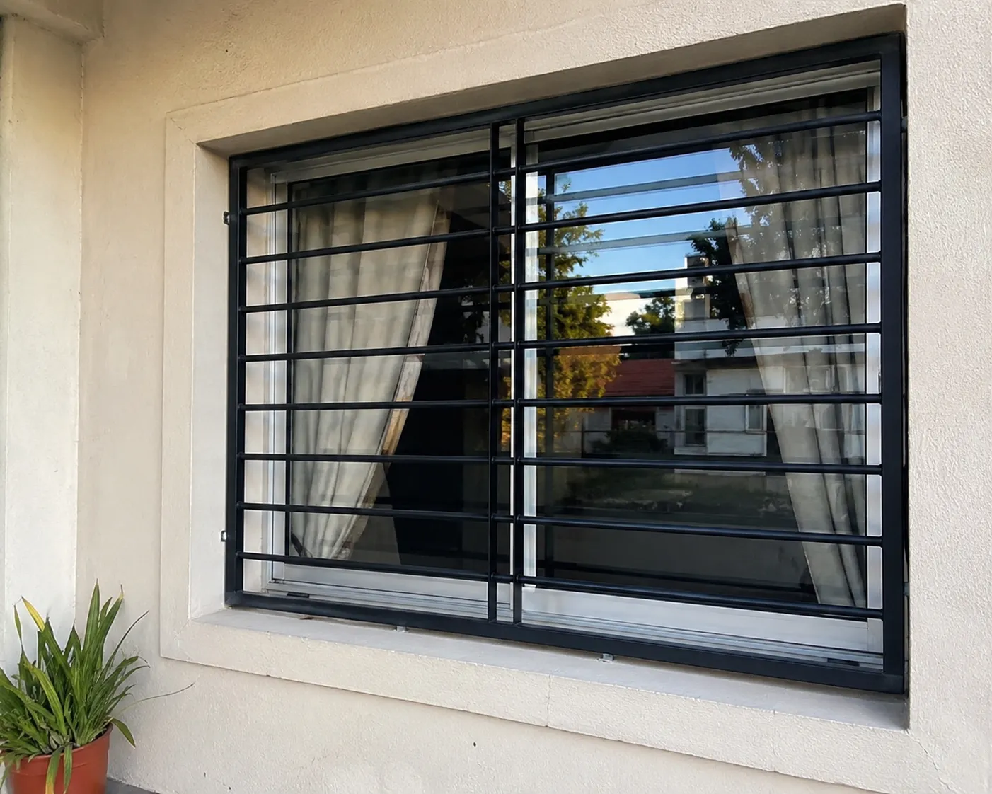 Reja de ventana de barras horizontales — trabajo de herrería de Hierro Fach